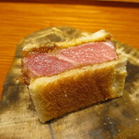 奥 - 大間の鮪 トロ レアカツサンド：13日間ねかした大間の鮪のトロをタレに付け込んで、レアカツにしてホットサンド様にしてあります。 サンドイッチの断面がとても美しく、くちの中でジュワァ～ッと甘くて旨い鮪のお味が広がります。