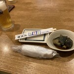 やき鳥三太郎 - 料理写真:お通しと生ビール（アサヒ）