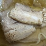 青竹手打ちラーメン 麺や 大山 - チャーシューは箸で持つと崩れます