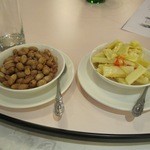 圓山大飯店 - 先ずはテーブルに置いてあったピーナッツ等のビールのお供をつまみにビールで乾杯です。
            