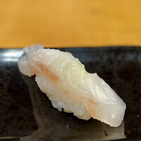 すし 堺 - 真鯛からスタート。すだちと塩でいただくのが抜群に合います。