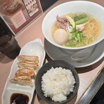だしが命の塩らーめん ぎょぎょぎょ - 