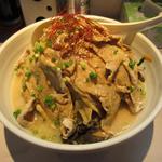 （’14/08）冷やし850円（ゴマ 中盛り）＋野菜増し100円+肉増し　同じタイミングで注文した小盛りとの量比較をしたらてんこ盛りだった