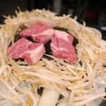 らむすけ - 生ラム特上肩ロース/野菜付き(1,595円)