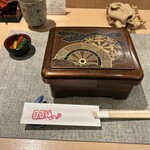 鰻家 - 蓋をあけるのにワクワクします。