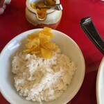 たま家 - 卓上に漬け物あり