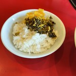 たま家 - 卓上に漬け物あり