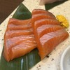卯屋 - 名物の信州サーモン刺858円
