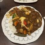 トマト - 和牛ビーフジャワカレーに季節の野菜とチーズトッピング