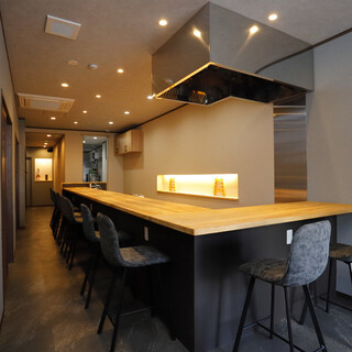 カウンターや半個室など、用途に合わせた多彩な席をご用意