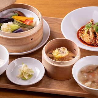 ランチはヘルシーなモダン中華をセットメニューで