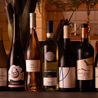 様々な産地や価格帯を揃えたワイン。飲み放題やペアリングも