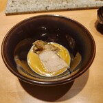 鮨 梵 - 伊豆下田のアワビ5～6時間煮てる。
      ソースはアワビの肝を使用。マヨネーズみたいに濃厚。もちろん、マヨネーズは使ってないそう(笑)