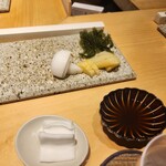 鮨 梵 - 箸休めシリーズ。大根のベッタラ漬け、新玉ねぎをガリの漬け液に別で浅漬けしたもの。めっちゃサッパリ！