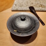 鮨 梵 - 重厚感漂う器に、うっすら金粉が…