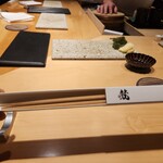 鮨 梵 - こんな感じ。ちなみに、お箸は持ち帰れます。軽く拭き取れるようにアルコールシートまでくださいました(笑)