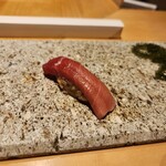 鮨 梵 - 最初に食べた漬けまぐろを握りで。うま～！！