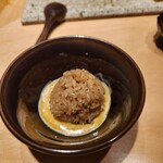 鮨 梵 - アワビを食べた後、肝に赤酢シャリを入れてもらう。濃厚な肝ソースとシャリの赤酢の酸味がよき！