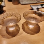 鮨 梵 - 淡いサクラ色に金粉があしらわれていてかわいいおちょこ。