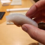 鮨 梵 - イカの状態によって、切り方の角度などを微調整していると。絶妙なねっとり感と歯ごたえがウマウマ！