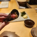 鮨 梵 - まずは有明産海苔のまぐろ手巻きから。お腹をすかせてきたお客さんが、ちょっと小腹を満たしてからコースを始めたいだろうなという大将の粋なはからい