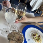 トゥールダルジャン - 白いものがお食事に合わせたノンアルコールドリンクとシャンパン