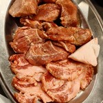 ホルモンハジメ - 下から、和牛タンカルビ(塩)、豚カシラ(塩)、豚タン(塩)