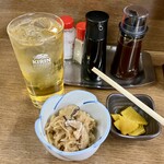 食事処 かずき - 緑茶ハイ400円、切干大根300円、無料の壺漬け