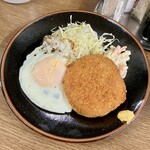 食事処 かずき - 目玉焼き1/2 130円、メンチカツ1/2 280円