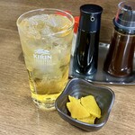 食事処 かずき - 緑茶ハイ400円、無料の壺漬け