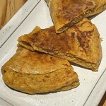 立ち呑みラッキー - 本日のオススメメニュー♪『玉ねぎとチーズのライスペーパーガレット』