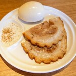 Ramen Rouge - 丹々麺に付くキーホルダーパワーのチャーシュー味玉