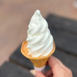 展望テラス - 撮影してたら…
どんどん溶けてきてしまった！(￣◇￣;)
長門牧場のソフトクリームは、
搾りたての生乳をたっぷり使用しているので
溶けやすいのだそう！(๑˃̵ᴗ˂̵)