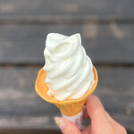 展望テラス - んまぁ♡(*´Д｀*)
なんて濃厚でミルキーなんでしょ♡
なめらかで優しい口どけ…
これは飲めるソフトクリームです！d(￣ ￣)
さすが牧場のミルク！
程よい甘さでめちゃくちゃ美味しいですね♡