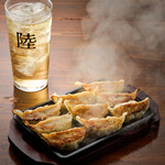 大衆酒場 陸丸 - 陸ハイボールと餃子3種類が楽しめます。