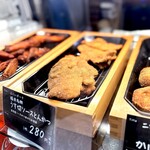 肉はナカノ - 一番最初に目に飛び込んできた福井名物「うす切ソースとんかつ」。 これ旨いです。 おとなりのチキン棒も安くて旨くて、なんぼでも飲めます。 オススメです。