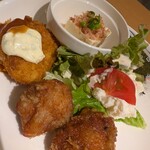 社 - カニクリームコロッケ ＆ からあげには奴と味海苔付き
