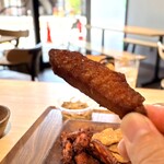肉はナカノ - 鶏手羽中を使ったスパイシーなチキン棒。 6本で350円。 安いー。 でも旨い〜。