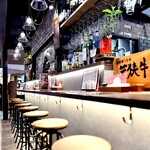 肉はナカノ - お惣菜コーナーを再び左に周れば食堂です。 昼間も夜も使えて、ちょっと一杯やりたいときに使い勝手がよさそう。