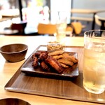 肉はナカノ - お店でテイクアウトしてシェアテーブルでいただきます。 テイクアウトといっても、ちゃんとお店でいただくのと同様、お皿も用意いただけます。 ハイボールで乾杯。