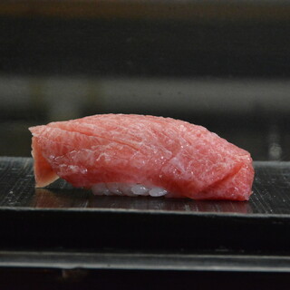 米、醤油、塩、酢など全てにこだわった一貫を堪能