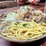 キミ食堂 - うす切り牛肉味噌そば 麺はこんな感じ〜