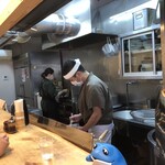 手打うどん ひら田 - カウンター席から見た調理場