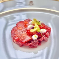 SALONE TOKYO - 会津若松産馬肉のバットゥータ（叩き）あまおうとスペルト小麦　燻製ヨーグルトを添えてます