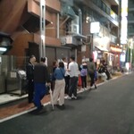 亀戸ホルモン - 初代吉田様の並び@19:30