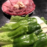 中目黒 大衆焼肉 暴飲暴食 - ピーマン、ナス、サンチュ