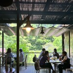 再度山荘 - ビールを片手にゆっくりと過ごす人々