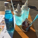 小麦畑と青い池 - 