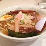 頑者 - ラー博は俺の社員食堂。  秋を思わせる気温、いよいよラーメンの季節ですね☆  ラーメン＋アブリチャーシュー、大盛り！  今日はいつもよりさらに魚粉プリタツでウレシイ。