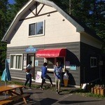 小麦畑と青い池 - 